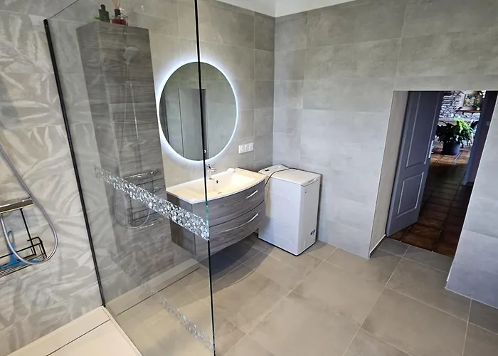 Maison Plain-pied à Royan: 3 Chambres, Terrasse, Proche Plages, Calme Sur Terrain De 500 M² - Fr-1-71-106 *