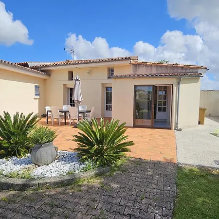 Casa de Férias Maison Plain-pied à Royan: 3 Chambres, Terrasse, Proche Plages, Calme Sur Terrain De 500 M² - Fr-1-71-106